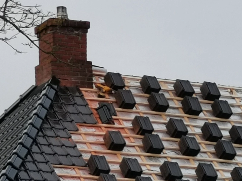 nieuwe dakpannen plaatsen
